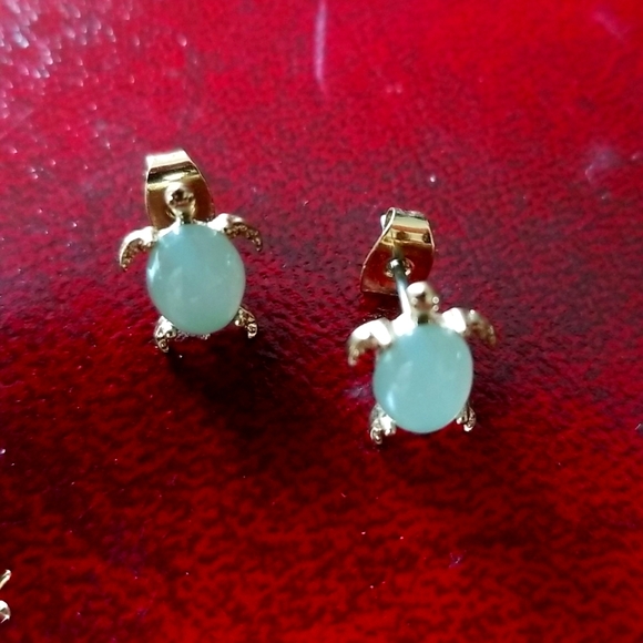 Gold-tone faux opal jelly belly turtle pierced earrings - Picture 5 of 5